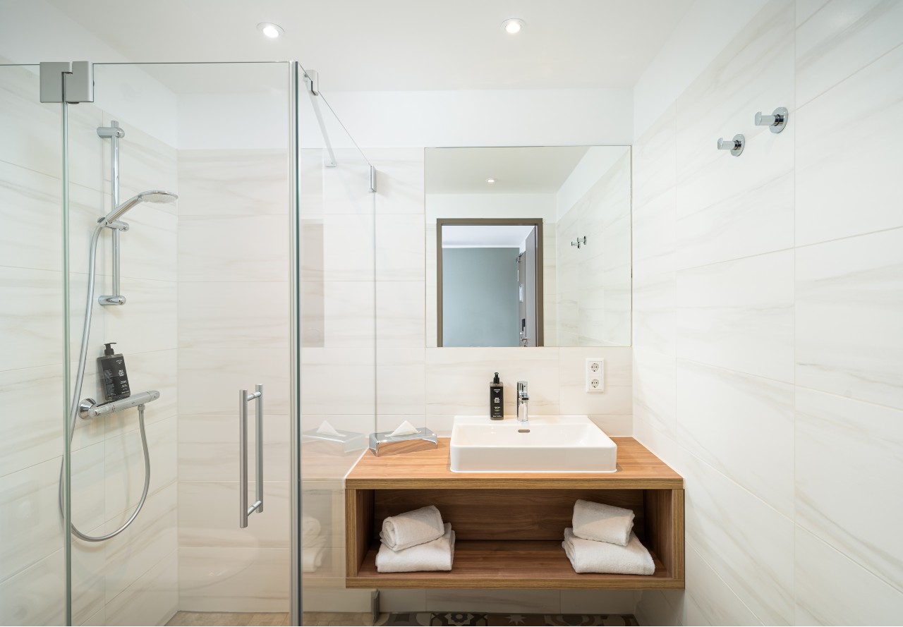 elaya-hotel-regensburg-city-center-superior-doppelzimmer-badezimmer Badezimmer in einem Superior Doppelzimmer im elaya hotel regensburg city center