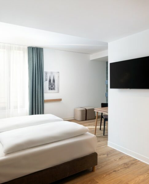 elaya-hotel-regensburg-city-center-superior-doppelzimmer-einrichtung Großes Doppelbett im superior Doppelzimmer im elaya hotel regensburg city center