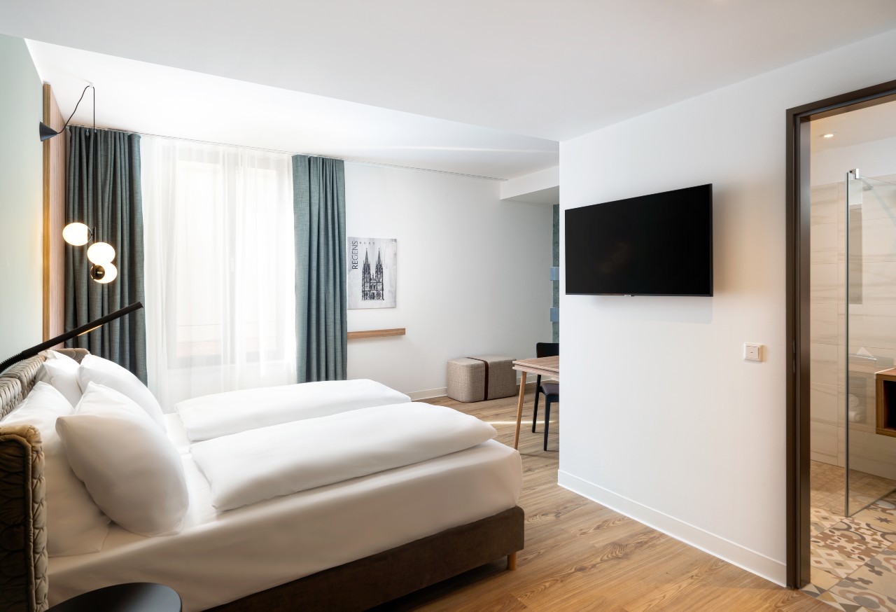 Großes Doppelbett im superior Doppelzimmer im elaya hotel regensburg city center