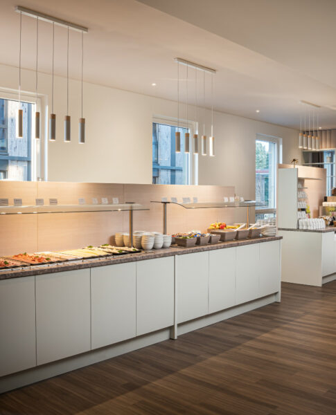 elaya-hotel-rostock-fruehstuecksbuffet Bedien Dich! Das Frühstücksbuffet im elaya hotel rostock.