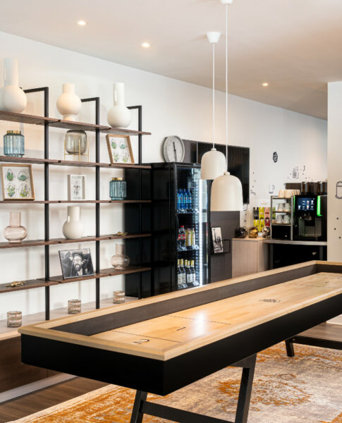elaya-hotel-rostock-spielbereich Die Lobby mit Shuffleboard im elaya hotel rostock