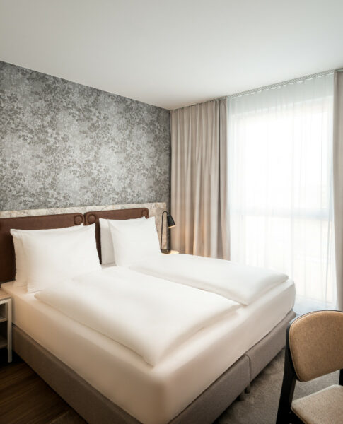 elaya-hotel-rostock-standard-doppelzimmer-bett Träumen erlaubt! Die Standardzimmer im elaya hotel rostock