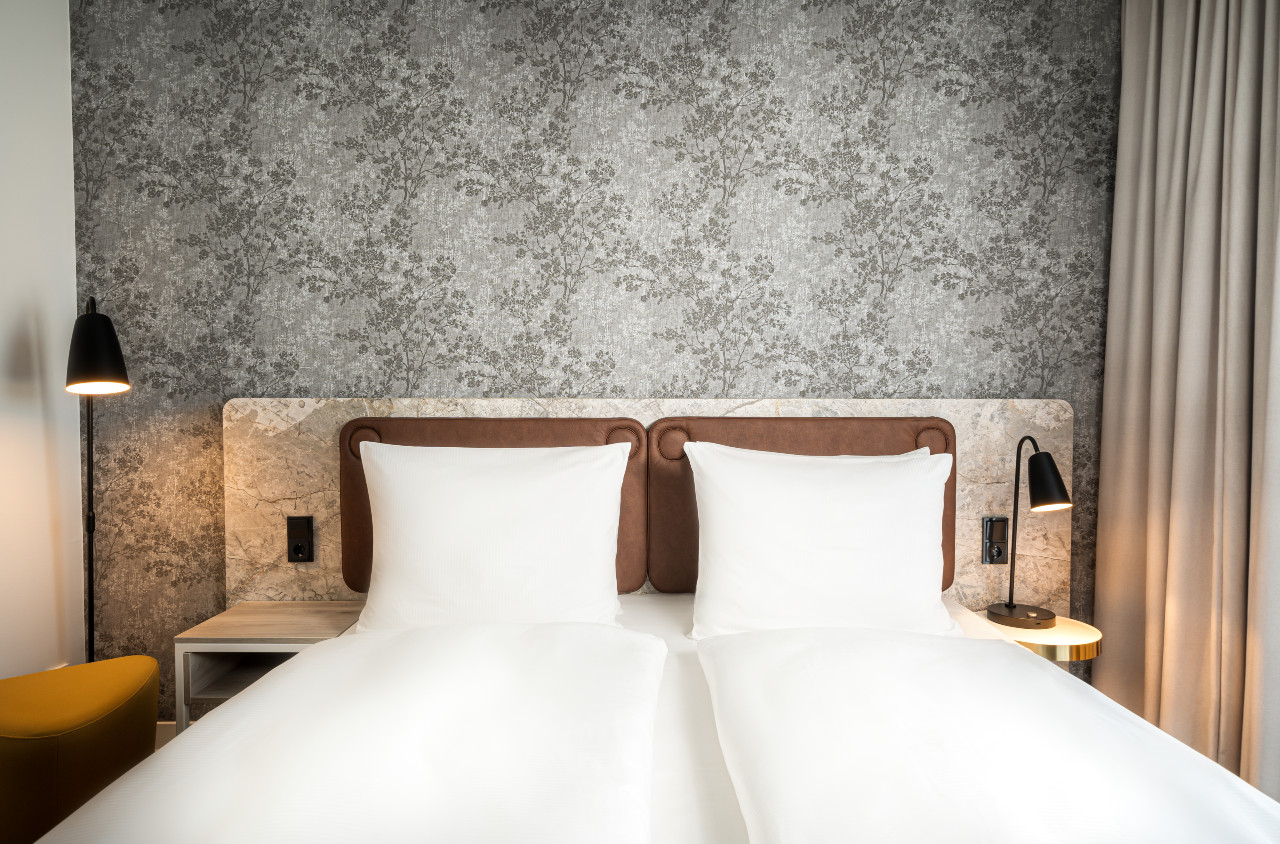 elaya-hotel-rostock-standard-doppelzimmer-doppelbett Die Standardzimmer im elaya hotel rostock
