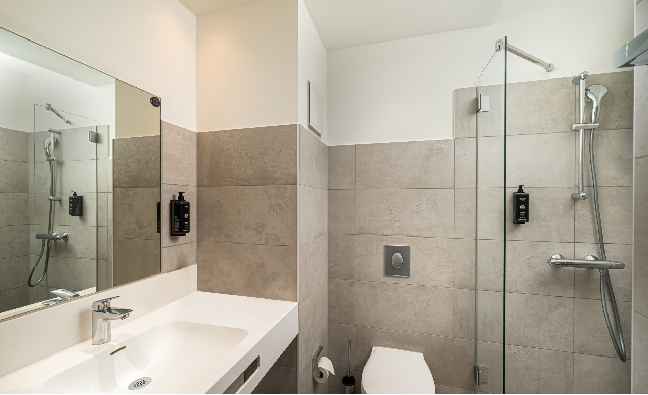 elaya-hotel-rostock-superior-doppelzimmer-badezimmer Badezimmer der Superior Zimmerkategorie im elaya hotel rostock