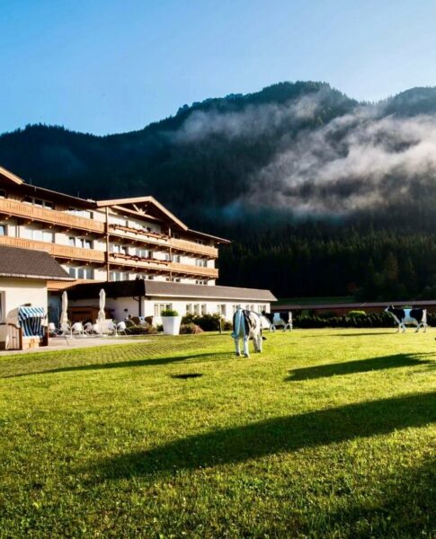 Der großzüge Garten im elaya hotel steinplatte.