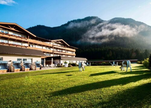 Der großzüge Garten im elaya hotel steinplatte.