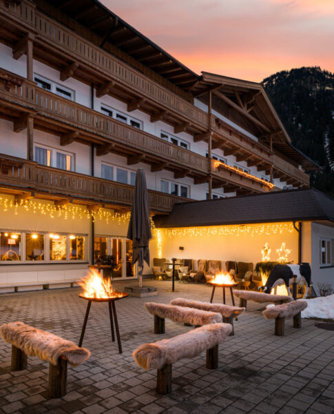 elaya-hotel-steinplatte-aussenansicht-lagerfeuer Gemütliche Atmosphäre bei Lagerfeuer im elaya hotel steinplatte