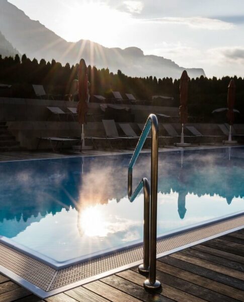 Zum Tagesanbruch ein paar Bahnen schwimmen im elaya hotel steinplatte.