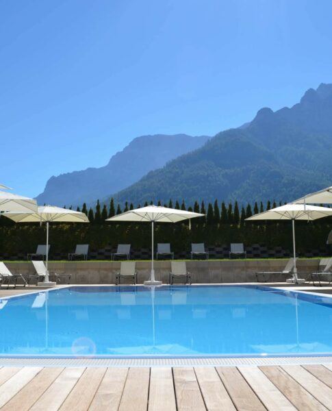 Mit Ausblick auf die Alpen baden: Im Aussenpool im elaya hotel steinplatte.