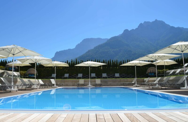 Mit Ausblick auf die Alpen baden: Im Aussenpool im elaya hotel steinplatte.