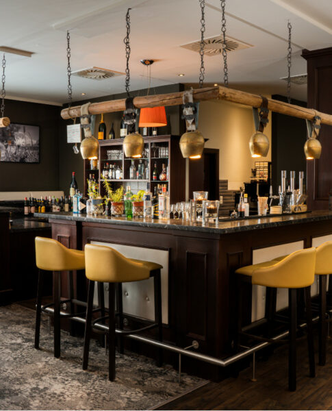 Die rustikale Bar im elaya hotel steinplatte