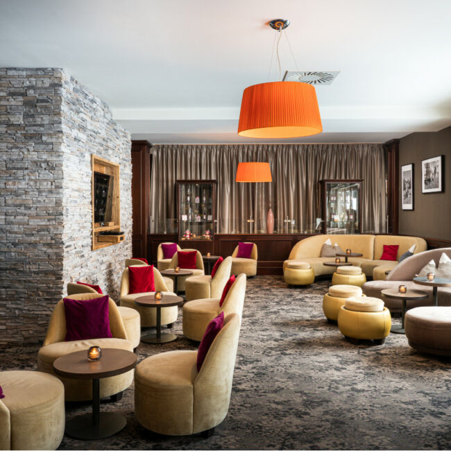 Moderne Lounge Möbel im elaya hotel steinplatte