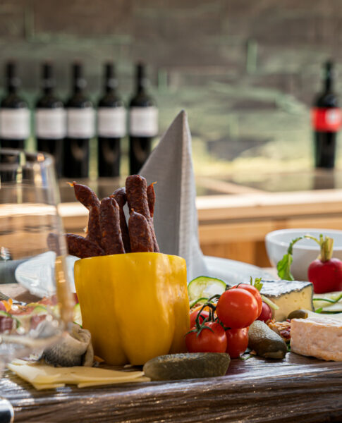 Für den kleinen Hunger: die Käseplatte im elaya hotel steinplatte