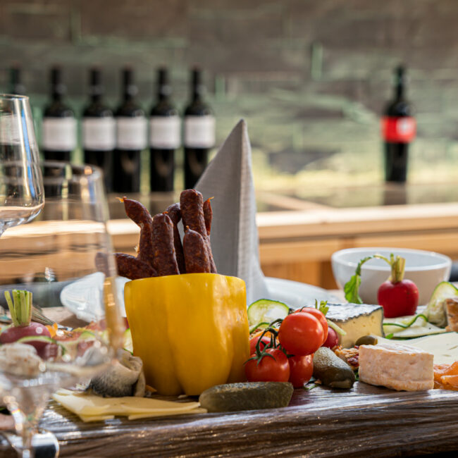 Für den kleinen Hunger: die Käseplatte im elaya hotel steinplatte