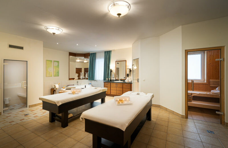 Für Paare: die Paar Massage im elaya hotel steinplatte