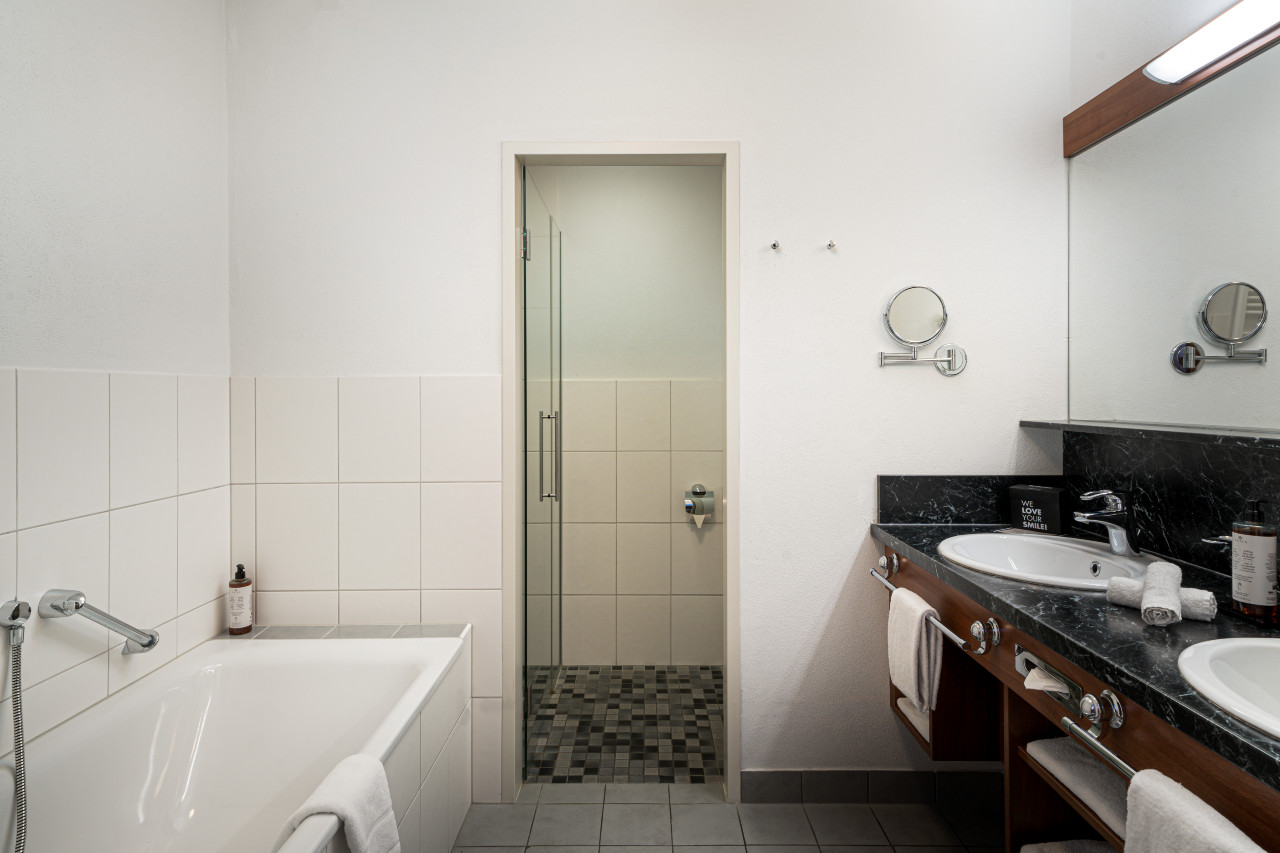 Badezimmer eines Standard Doppelzimmer im elaya hotel steinplatte