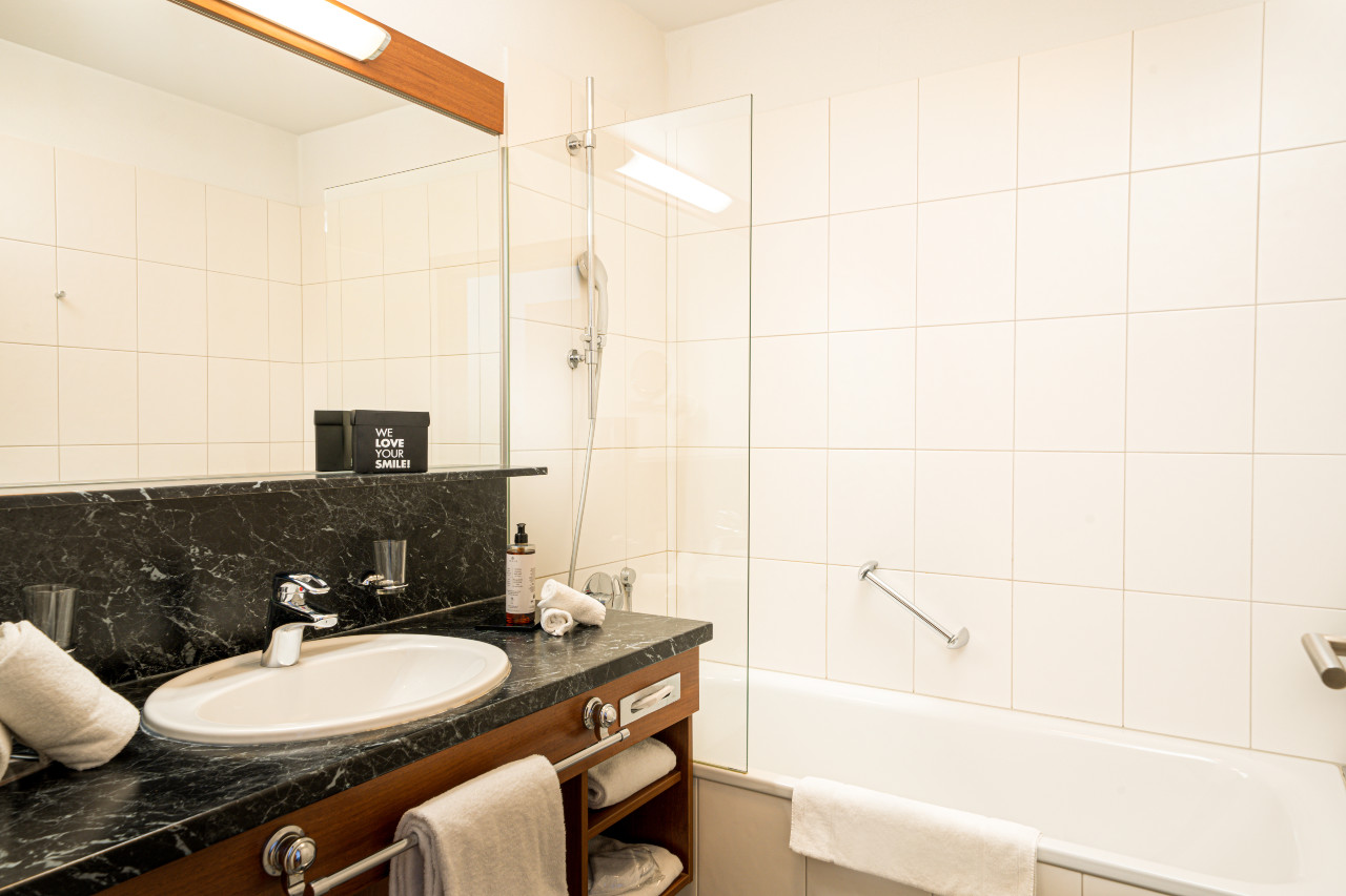 Badezimmer in einem Superior Doppelzimmer im elaya hotel steinplatte