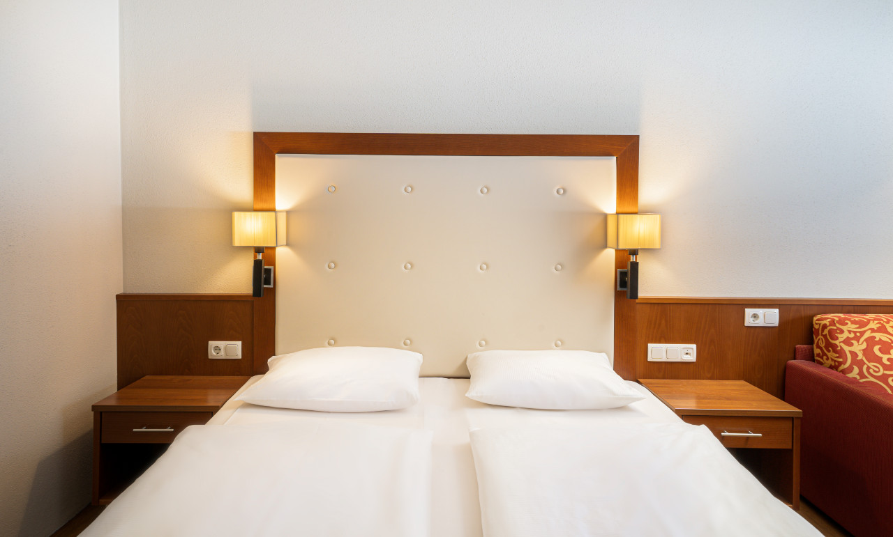 Ein großes Doppelbett bieten die Superior Doppelzimmer im elaya hotel steinplatte