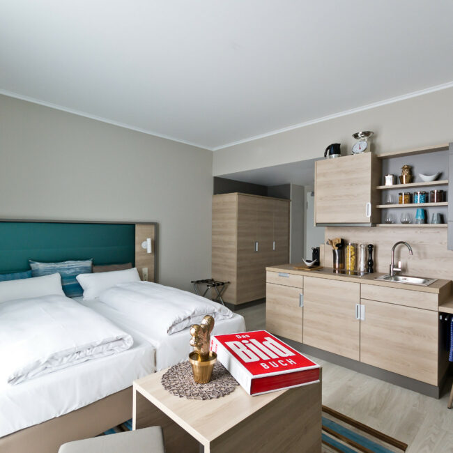Großes Doppelbett in den Apartments im elaya hotel stuttgart boeblingen