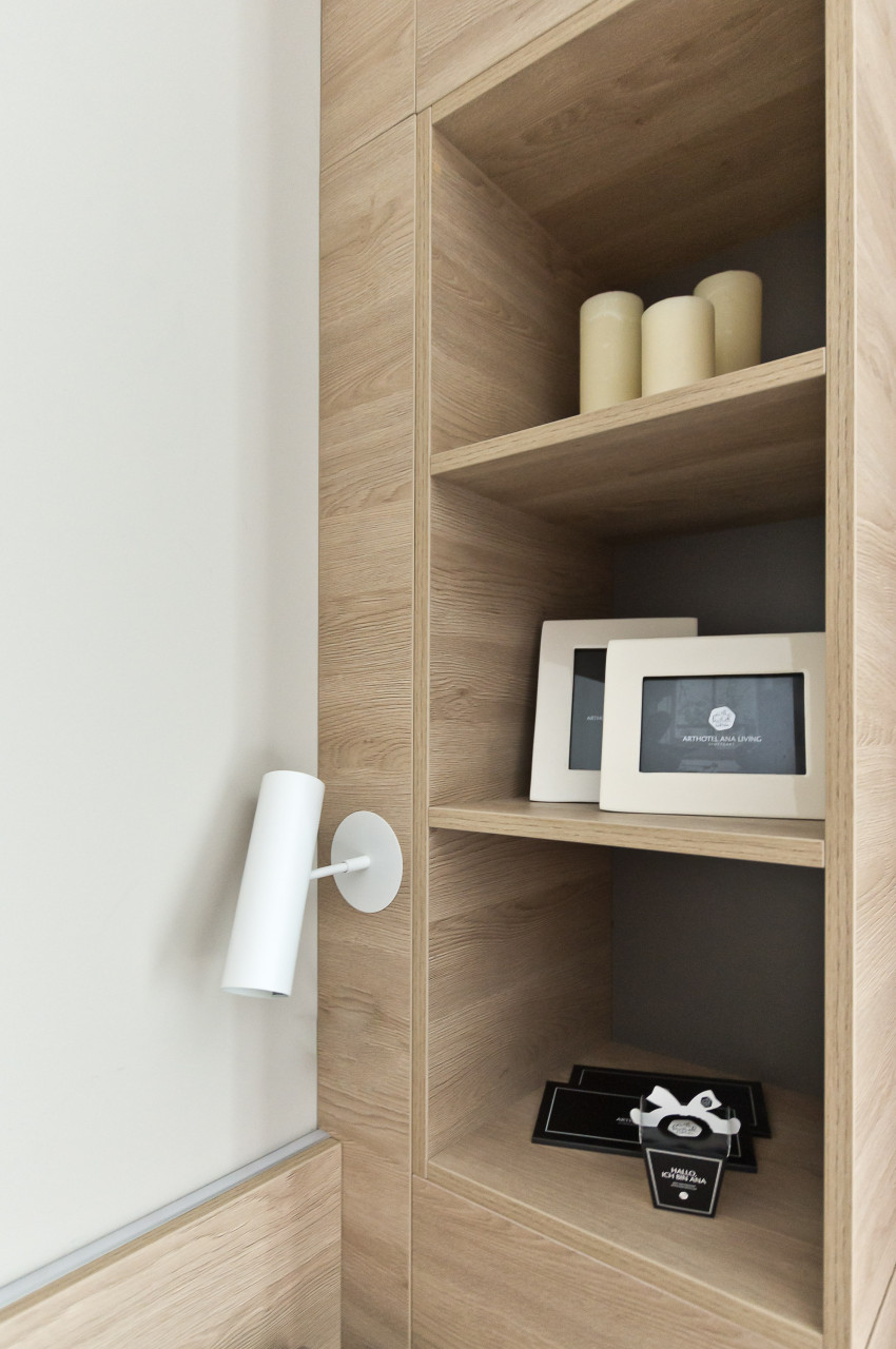 elaya-hotel-stuttgart-boeblingen-apartment-schrank-deko Details eines Apartments im elaya hotel stuttgart boeblingen