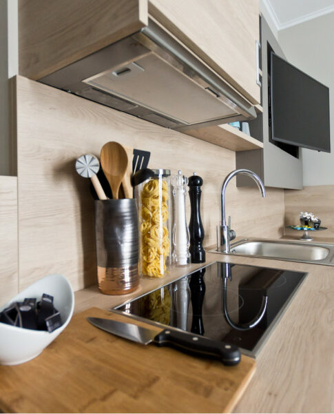 elaya-hotel-stuttgart-boeblingen-apartment-zubehoer-kitchenett Küchenausstattung in einem Apartment im elaya hotel stuttgart boeblingen