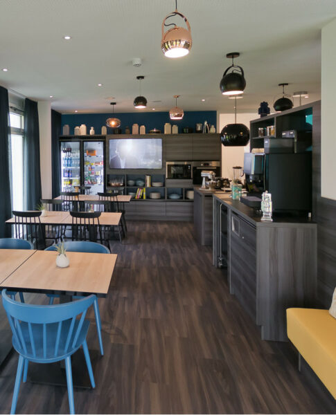 elaya-hotel-stuttgart-boeblingen-fruehstuecksbereich Frühstücksbereich im elaya hotel stuttgart boeblingen