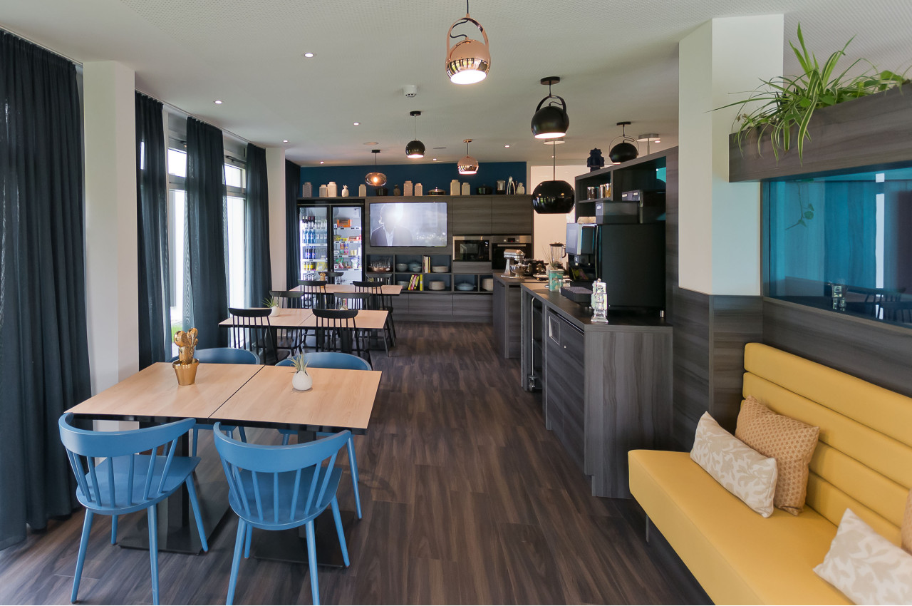 elaya-hotel-stuttgart-boeblingen-fruehstuecksbereich Frühstücksbereich im elaya hotel stuttgart boeblingen