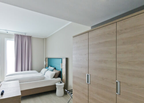 elaya-hotel-stuttgart-boeblingen-schrank-doppelzimmer Ein Doppelzimmer im elaya hotel stuttgart boeblingen