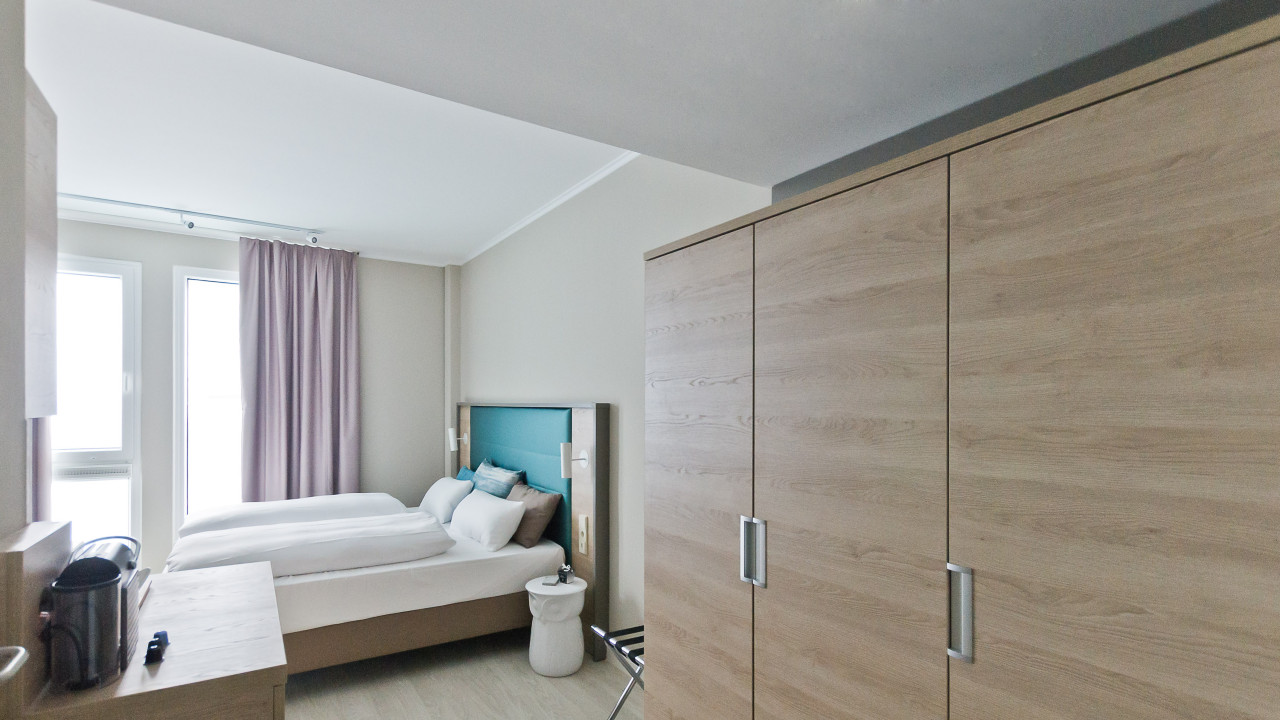 elaya-hotel-stuttgart-boeblingen-schrank-doppelzimmer Ein Doppelzimmer im elaya hotel stuttgart boeblingen