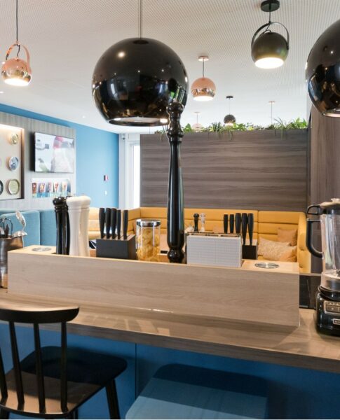 elaya-hotel-stuttgart-boeblingen-social-kitchen-hocker Gemütliches Ambiente im elaya hotel stuttgart boeblingen