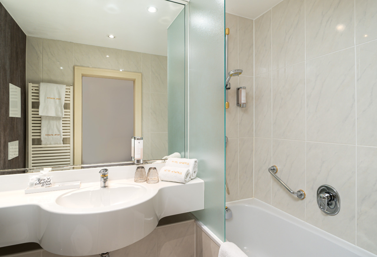 Badezimmer in einem Deluxe Doppelzimmer im elaya hotel vienna city center