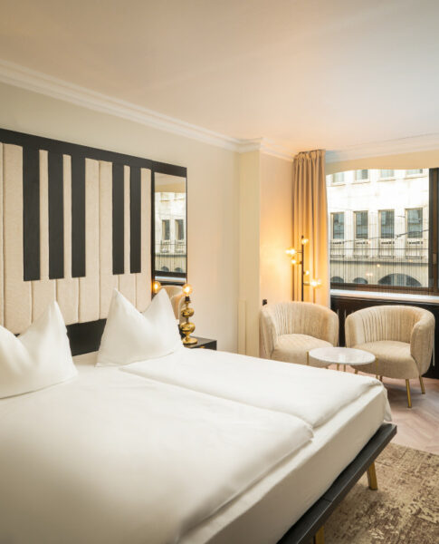elaya-hotel-vienna-city-center-deluxe-doppelzimmer-bett Großes Doppelbett in einem Deluxe Doppelzimmer im elaya hotel vienna city center