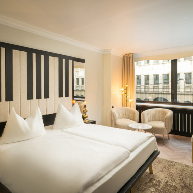Großes Doppelbett in einem Deluxe Doppelzimmer im elaya hotel vienna city center