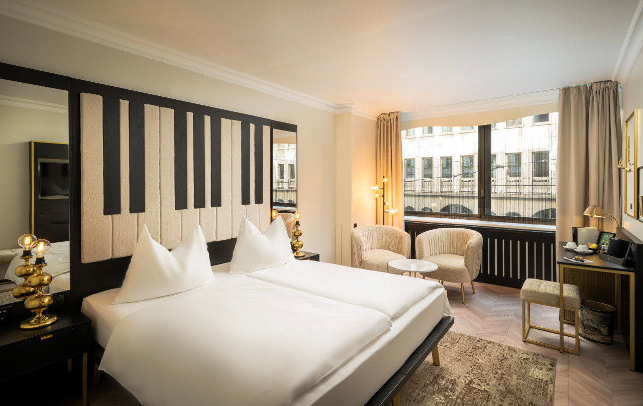 Großes Doppelbett in einem Deluxe Doppelzimmer im elaya hotel vienna city center