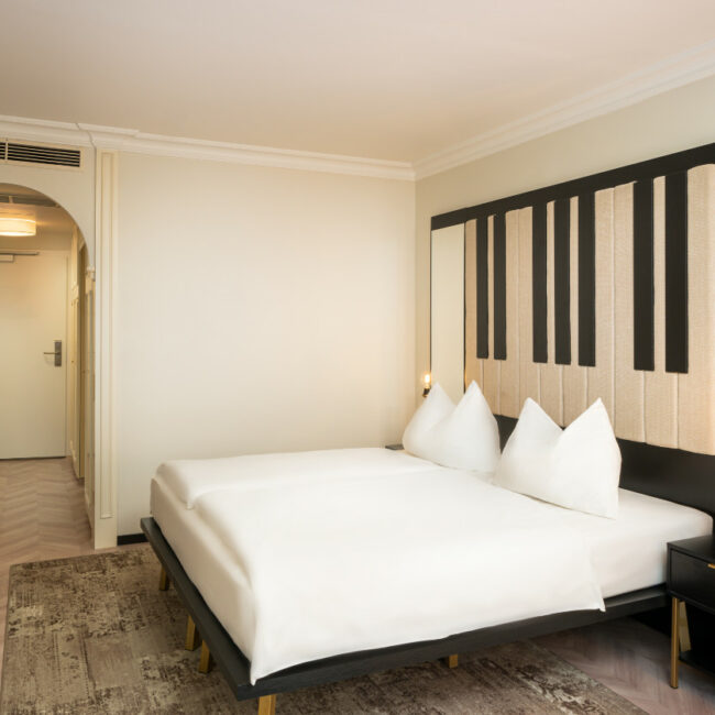 elaya-hotel-vienna-city-center-deluxe-doppelzimmer-einrichtung Ein Doppelzimmer der Kategorie Deluxe im elaya hotel vienna city center