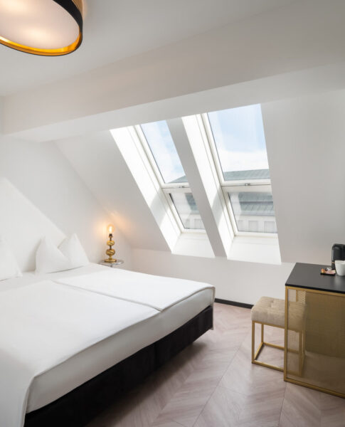 Ein Doppelzimmer der Kategorie Deluxe im elaya hotel vienna city center