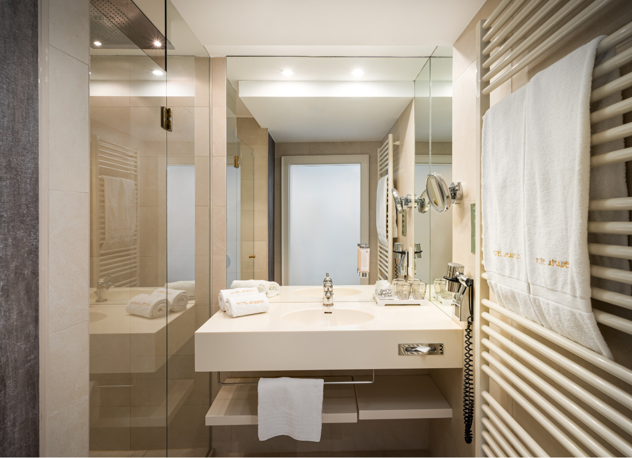 Badezimmer in einer Junior Suite im elaya hotel vienna city center
