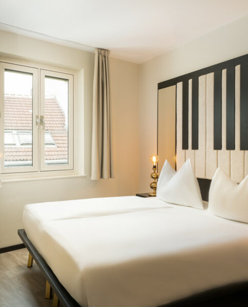 Großes Doppelbett in einer Junior Suite im elaya hotel vienna city center