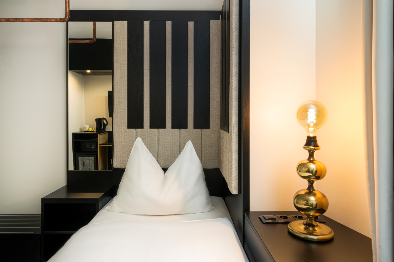 Gemütliches Einzelbett in einem Einzelzimmer im elaya hotel vienna city center