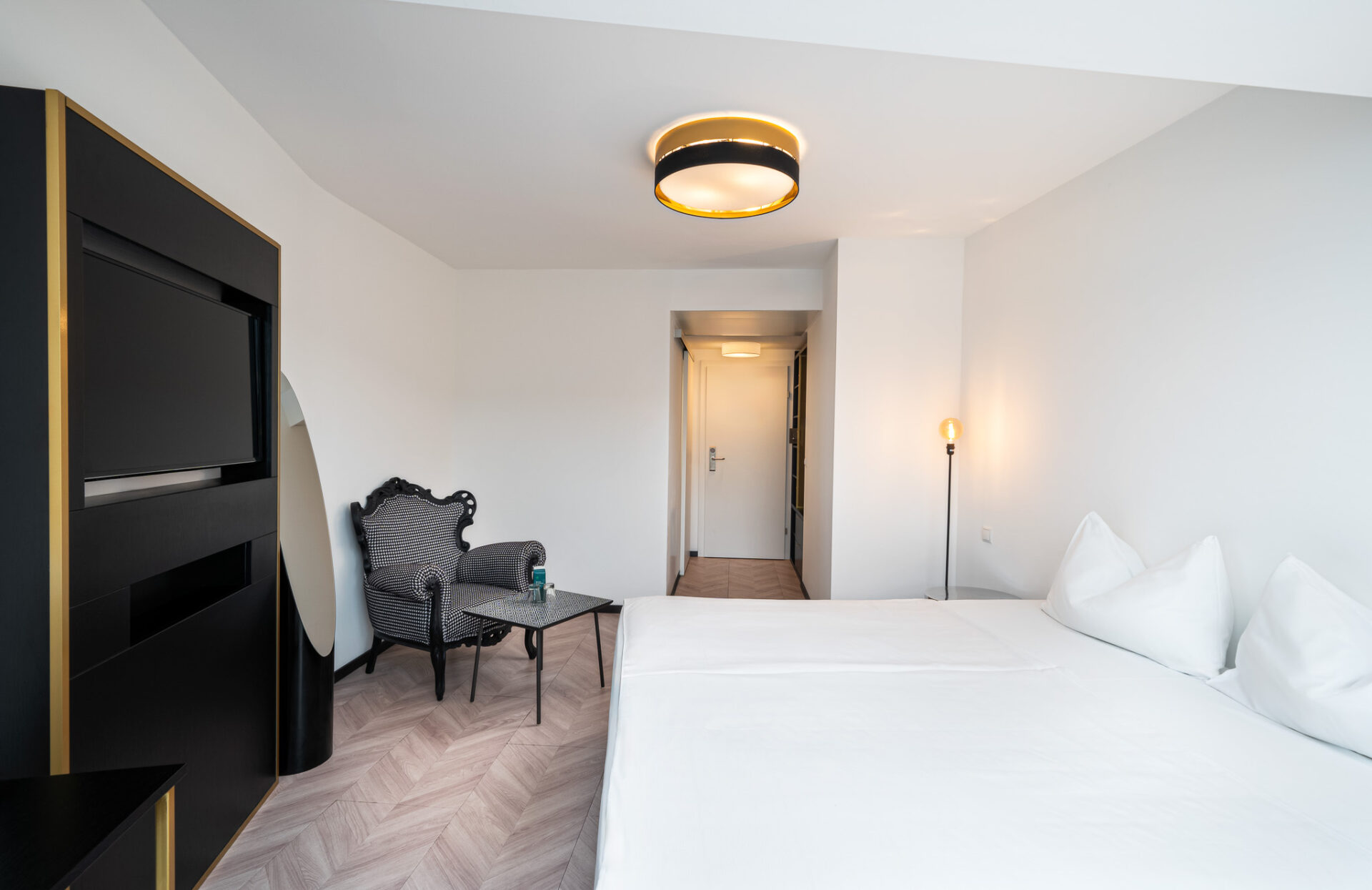 Der Eingangsbereich in das Doppelzimmer der Kategorie Superior des elaya vienna city center