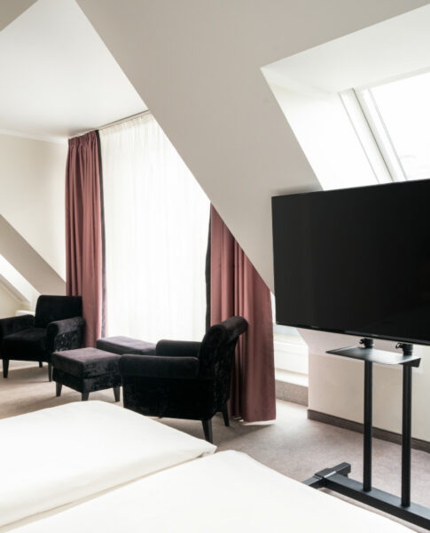 Ein großer Fernseher in den Familienzimmern im elaya hotel vienna city west