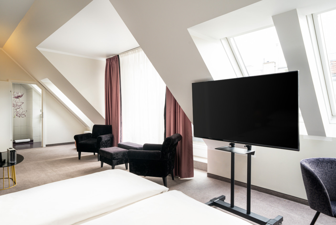 Ein großer Fernseher in den Familienzimmern im elaya hotel vienna city west