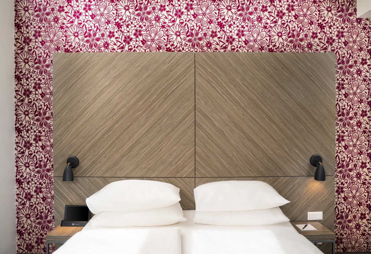 Gemütliches Doppelbett in den Familienzimmern im elaya hotel vienna city west