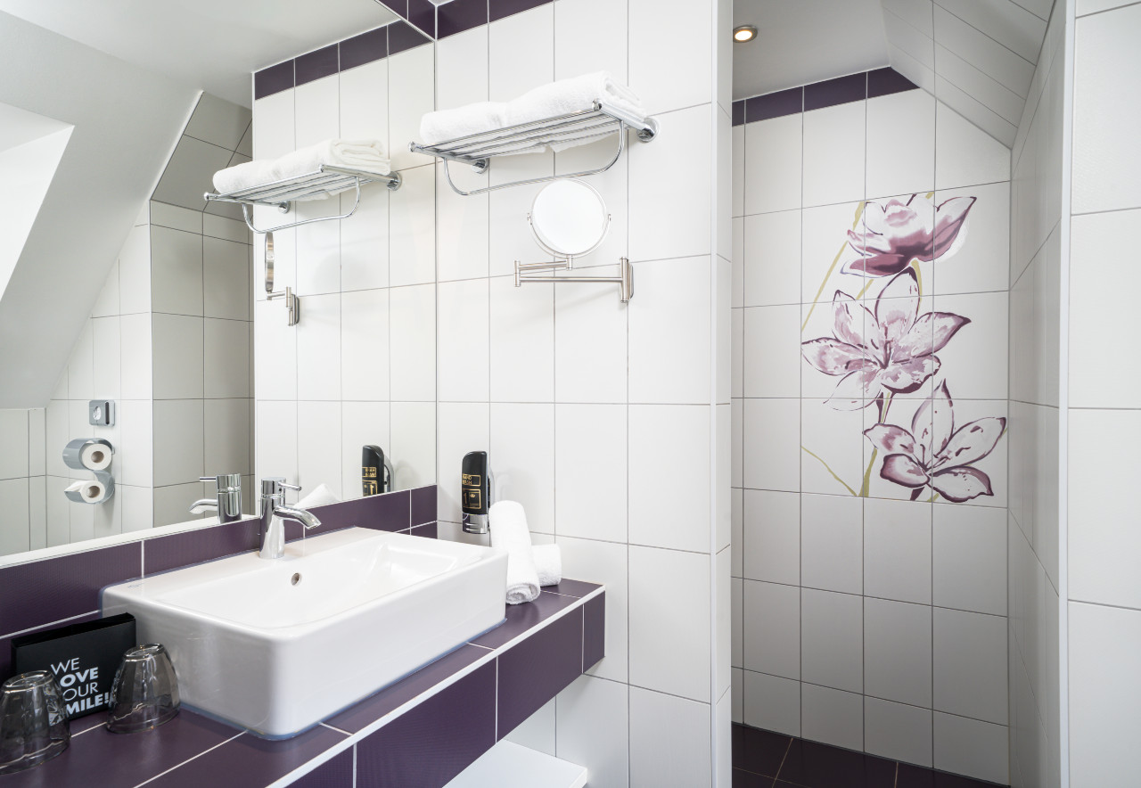 elaya-hotel-vienna-city-west-standard-doppelzimmer-bad Geräumiges Bad im elaya hotel vienna city west
