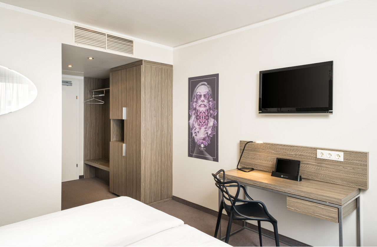 elaya-hotel-vienna-city-west-standard-doppelzimmer-einrichtung Ein Zimmer der Standard Kategorie im elaya hotel vienna city west