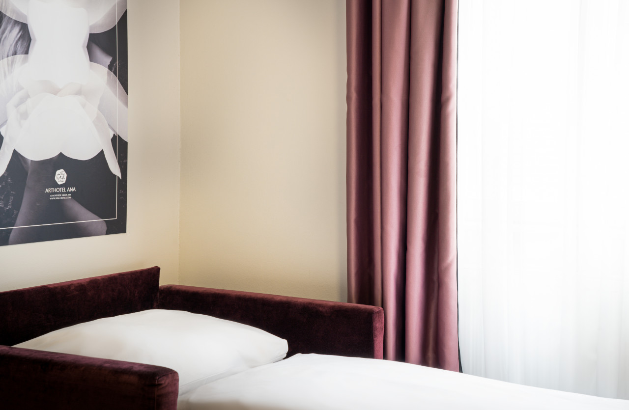 Platz für eine dritte Perosn: Die Schlafcouches in den Dreibettzimmern im elaya hotel vienna city west
