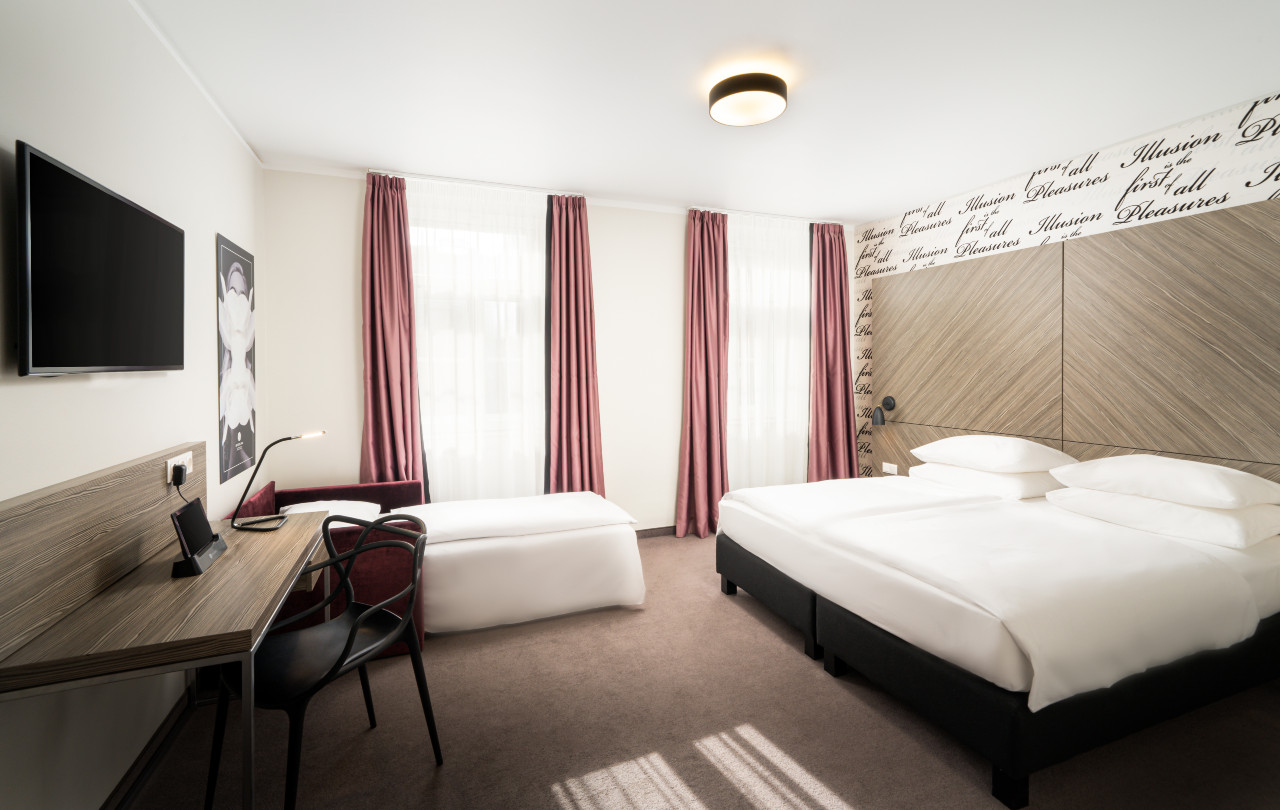 Ein Standard Dreibettzimmer im elaya hotel vienna city west