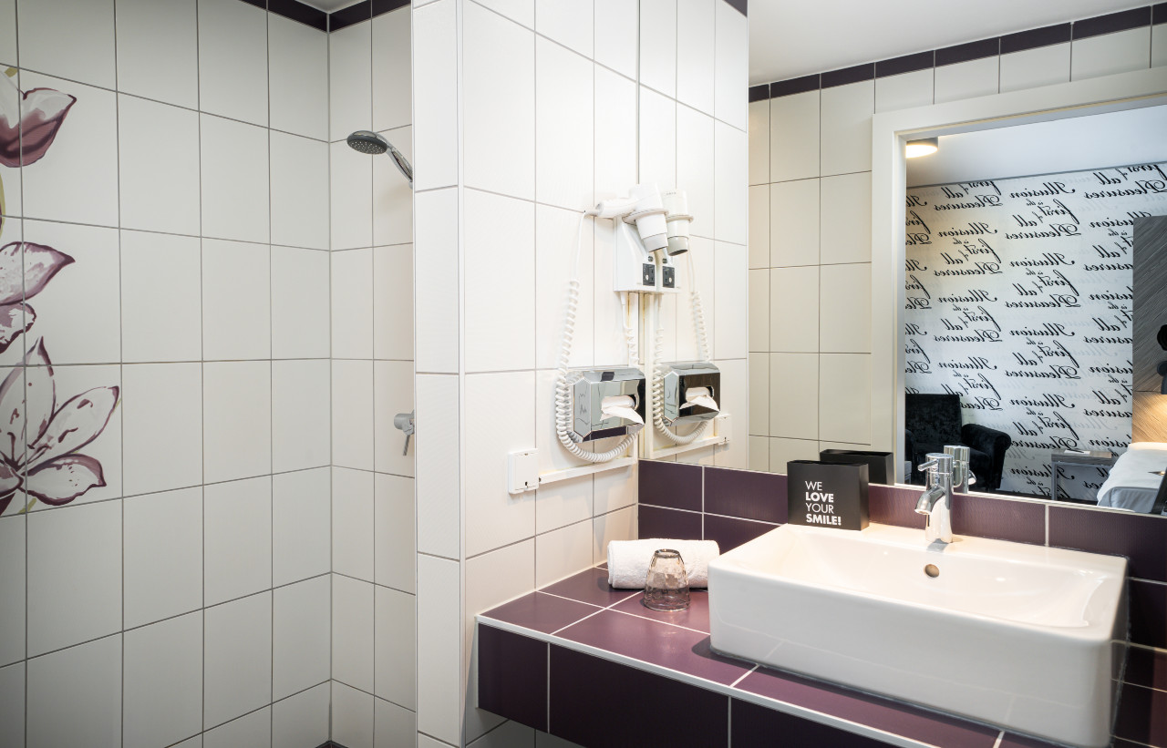 Badezimmer in einem Standard Zimmer im elaya hotel vienna city west