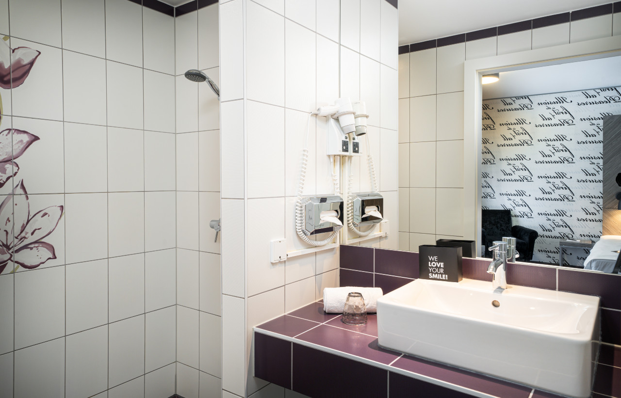 elaya-hotel-vienna-city-west-standard-zimmer-badezimmer Badezimmer in einem Standard Zimmer im elaya hotel vienna city west
