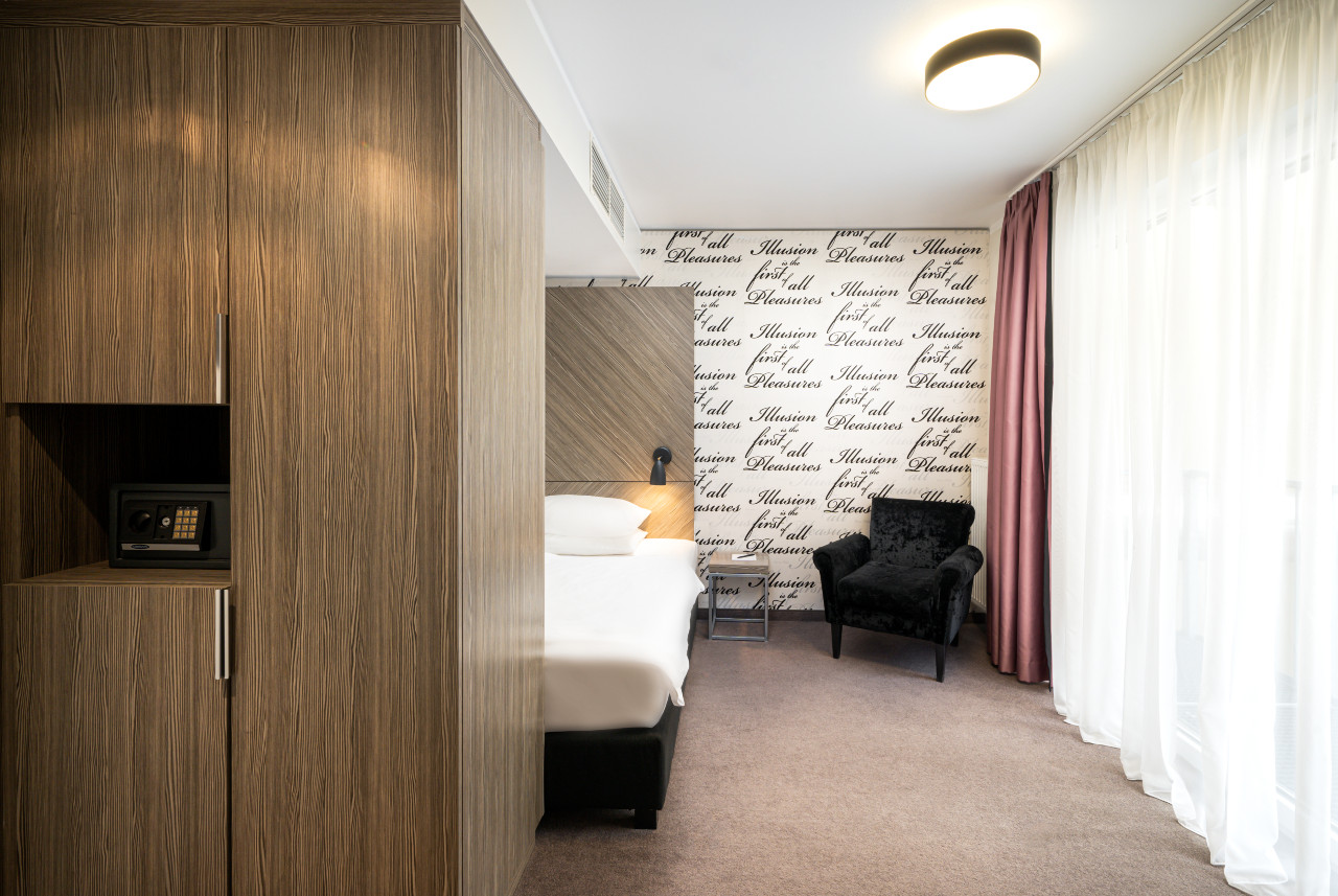 elaya-hotel-vienna-city-west-standard-zimmer-einrichtung Ein Standard Zimmer im elaya hotel vienna city west